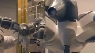 Откриха ресторанта Burger Bot, където бургерите се създават от роботи Видео