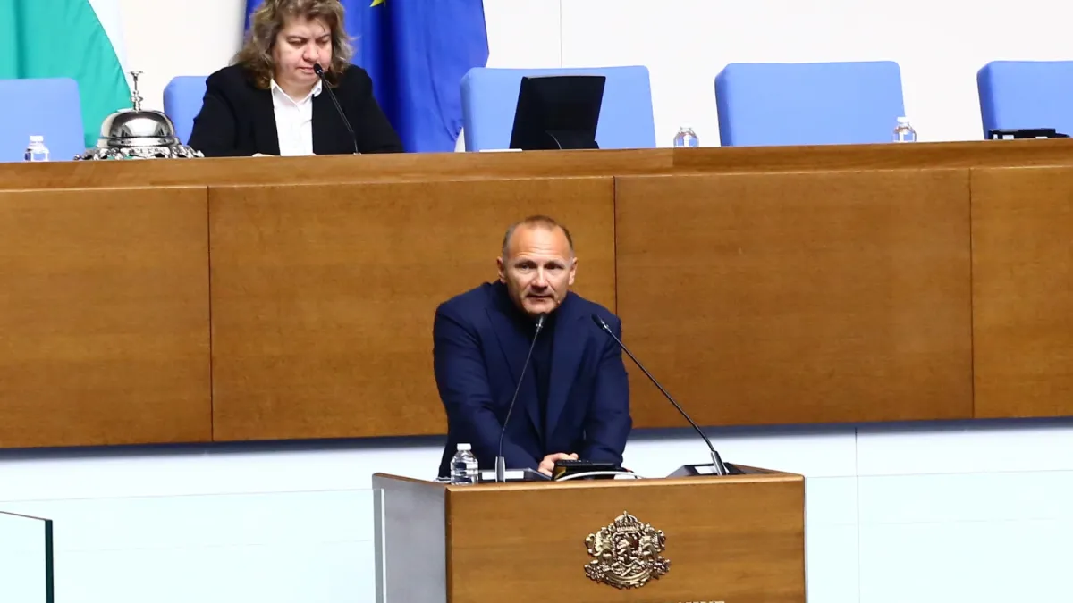 Сеир в парламента: Министър на Радев наглее, крещи на депутати, а те се хванаха за главата