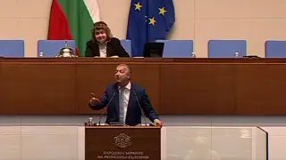 "Сбирщина от лъжци". Страховит скандал в парламента, Костадинов призова Стойнев да пее
