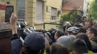 Нов екшън в Сърбия: Заиграха палките и лютивия спрей в Нови Сад, оковаха съда 