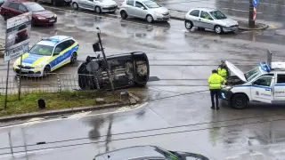Мокрият асфалт не прощава! Голямо меле на натоварено кръстовище в София Снимки