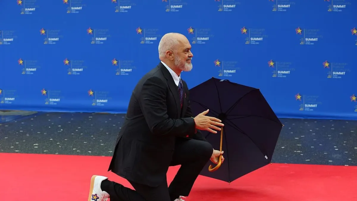 Еди Рама паднa на колене пред Мелони в Тирана