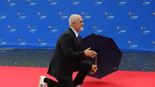 Еди Рама паднa на колене пред Мелони в Тирана