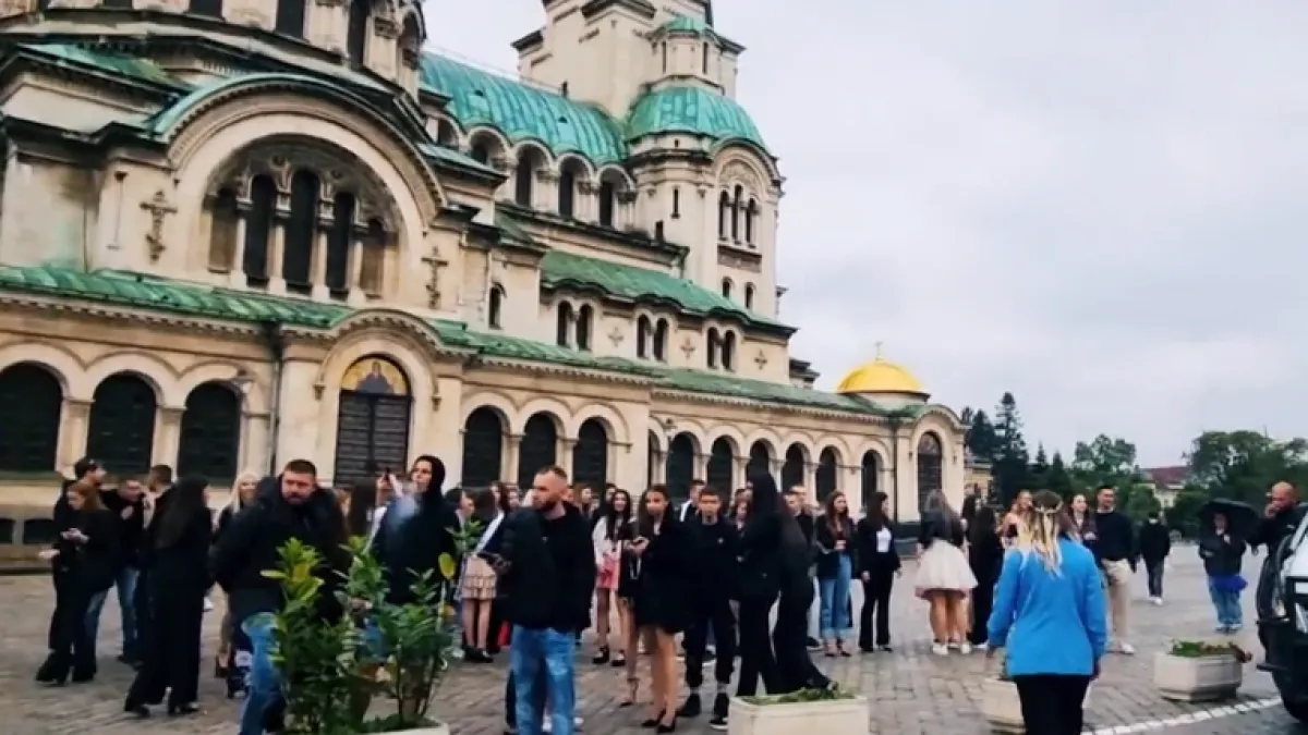 Абитуриенти смучат райски газ пред полицаи, но служителите се правят на луди
