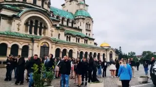 Абитуриенти смучат райски газ пред полицаи, но служителите се правят на луди
