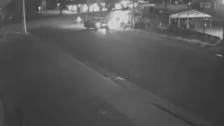 Ужасяващо видео 18+ показва как шофьорка залива спяща жена с течност и я подпалва