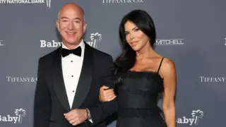 Моминско за милиарди: Годеницата на Безос събра 13 звездни приятелки за луд купон в Париж! Снимки