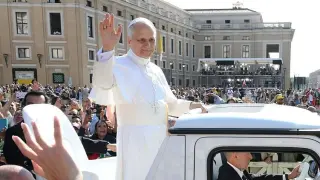 За първи път: Лъв XIV подкара папомобила през "Свети Петър", Зеленски и Ванс са на площада
