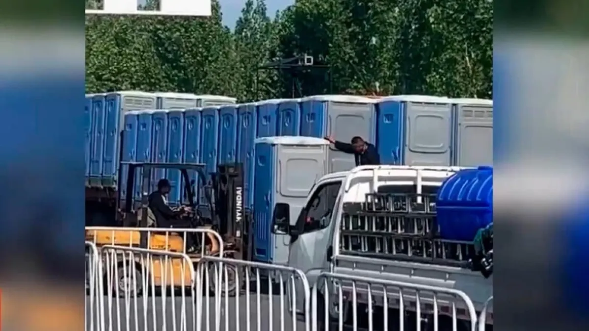 Уникално: Отнесоха мобилна тоалетна с жена, която се облекчава ВИДЕО