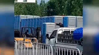 Уникално: Отнесоха мобилна тоалетна с жена, която се облекчава ВИДЕО