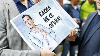 Протест в подкрепа на Васил Терзиев събра десетки пред Столична община СНИМКИ