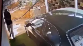 Крадец бе изненадан неприятно до къщата на жена Видео