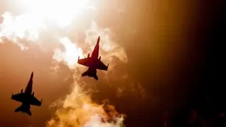 Разби се военен самолет, има жертви