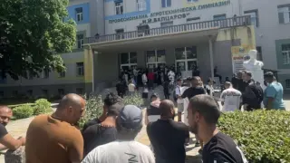 Брутален побой в Бяла Слатина: Нахлуха в училище, в дъното е миска Видеа/снимки 18+