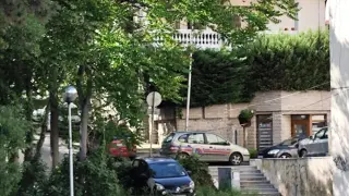Автомобил „прелетя“ и кацна в градинка в центъра на Велико Търново Снимка