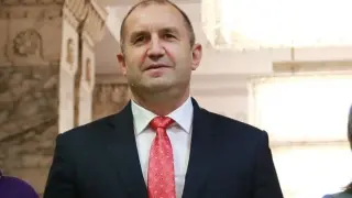 Радев не печели от референдума, Борисов търси активност: политическият терен се пренареждa