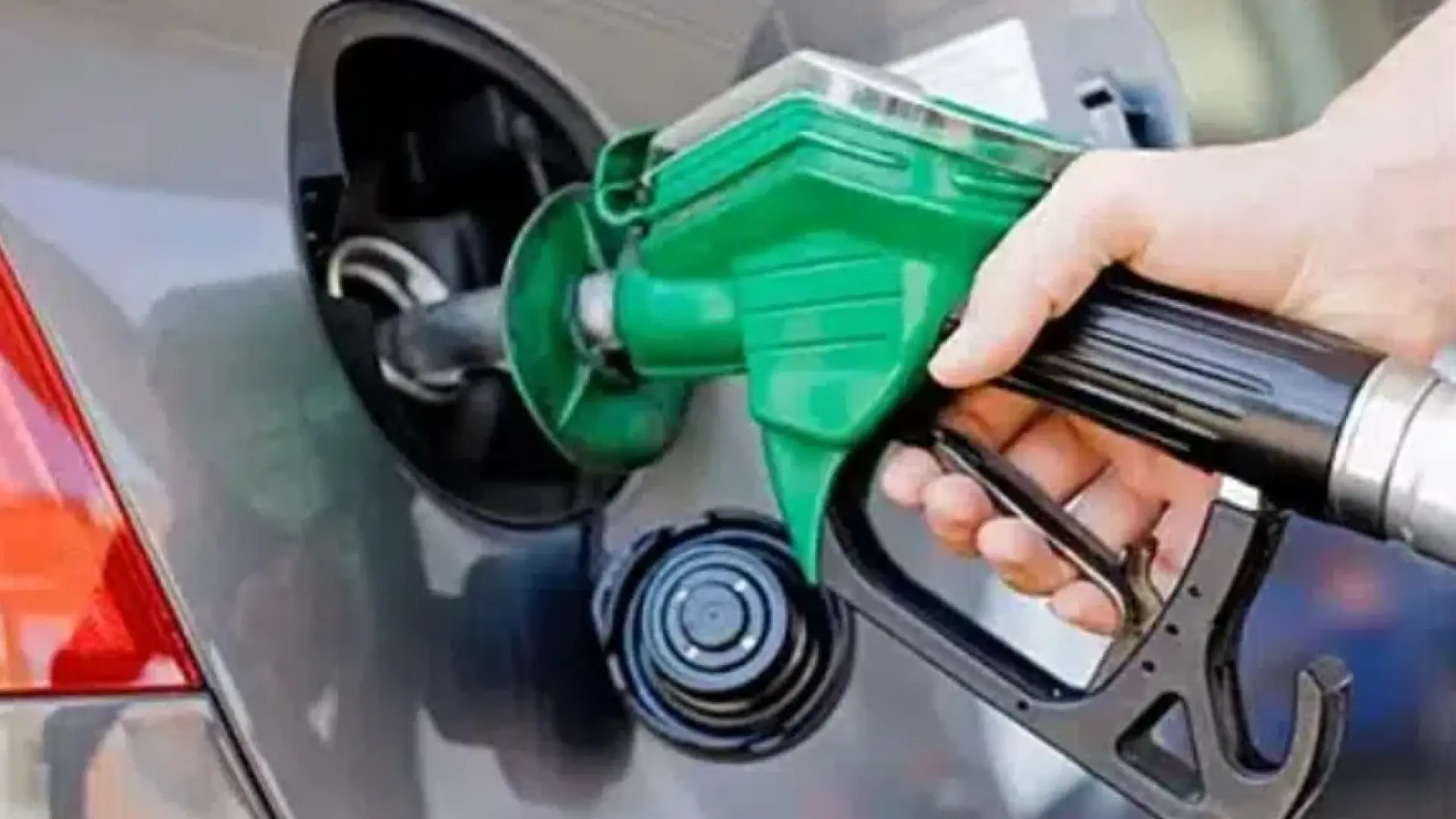 Вредно ли е за колата доливането на гориво в резервоара