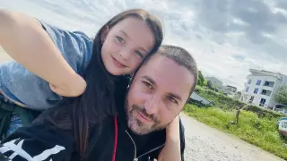 Нагъл шофьор с черен мерцедес без малко да прегази бащата на Сияна, налетял и на бой!