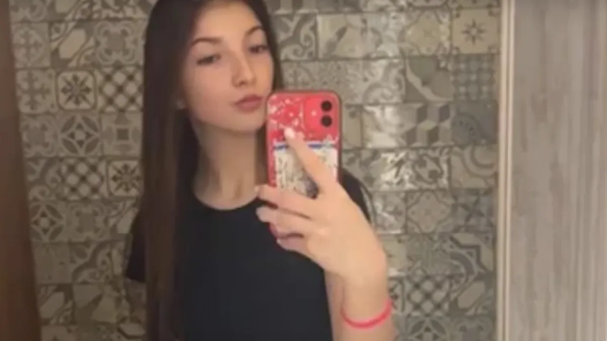 Маги погребана в черен ковчег, а на гроба й...
