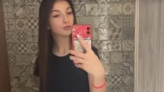 Маги погребана в черен ковчег, а на гроба й...