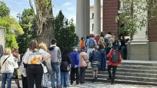 Глад за култура - опашки се извиха пред Народния театър Снимки