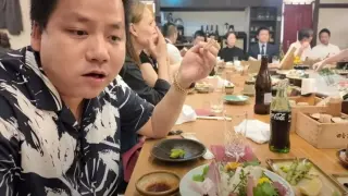 Уникално: Блогър не забеляза холивудската актриса, седнала до него в суши бара Видео