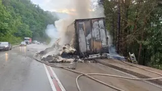 Инцидент с камион в Прохода на републиката: Ограничено движение и горящо превозно средство Видео, снимки