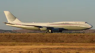 Подареният на Доналд Тръмп катарски Boeing 747 се пръска от лукс Снимки