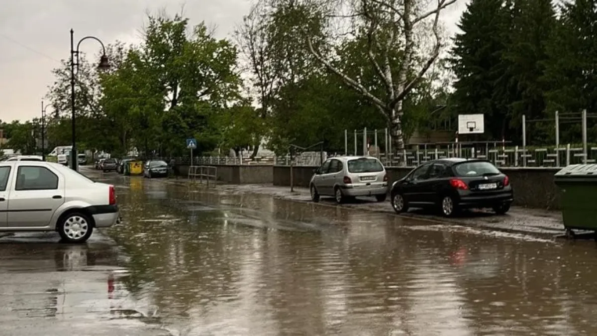 Буря остави без ток села в Разградско, движението затруднено