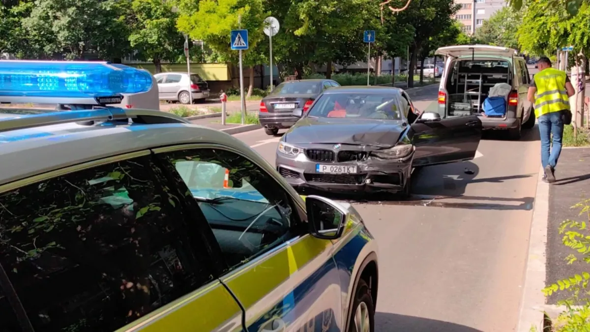 Зрелищен екшън в Русе: Мъж се заби с колата в жена си нарочно, извади чук и пистолет и... Снимки