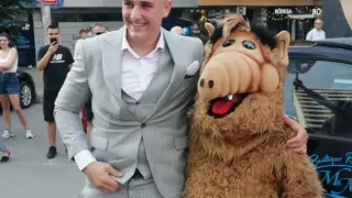 Алф докара абитуриент до ресторанта