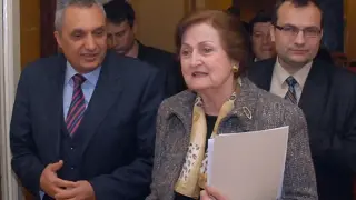 Желязната дама със стоманеносините очи на родната политика гасне в старчески дом в САЩ 