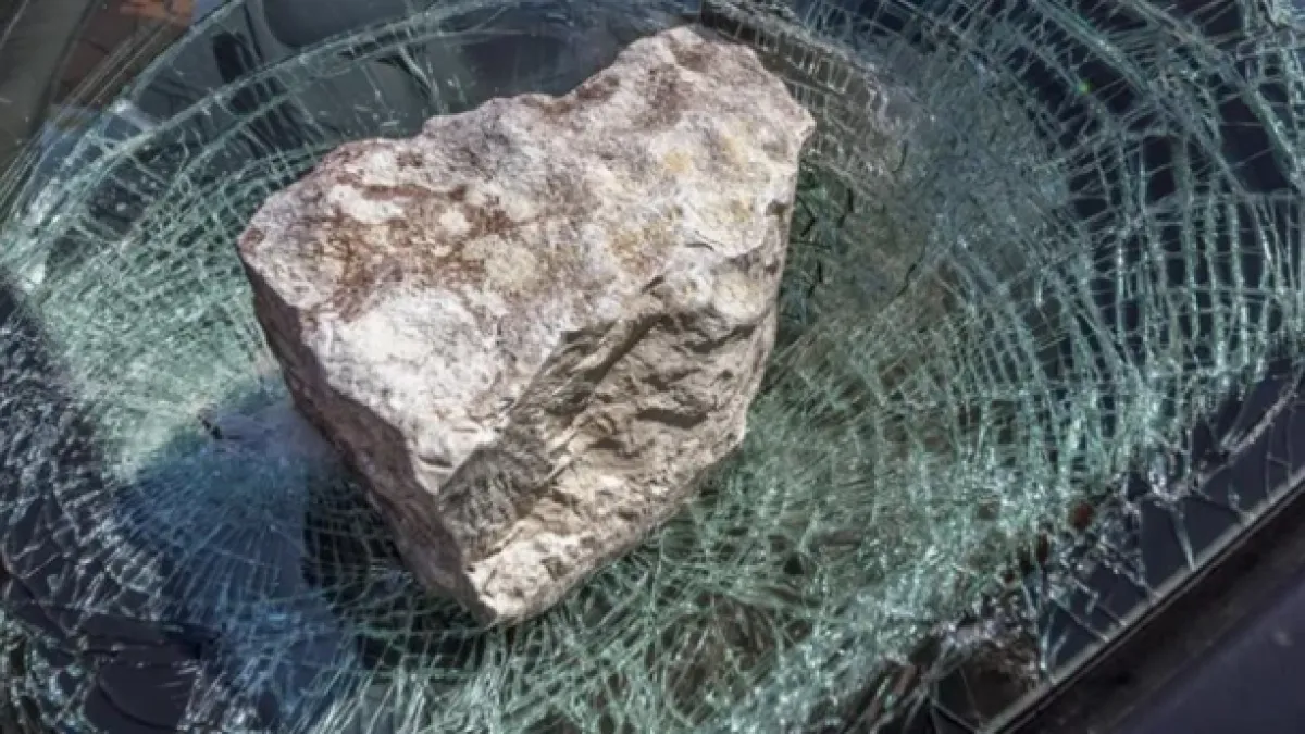 Скална маса падна върху кола на пътя между Мездра и Своге, има ранен