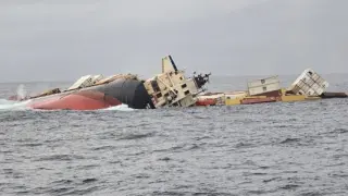 Драма в морето: Кораб потъна, има опасност от биокатастрофа, видео