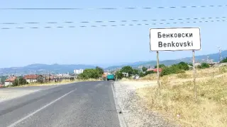 Абитуриентка от Бенковски влезе в историята на селото с облеклото си СНИМКИ