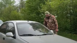 Мъже нападнаха с чукове служители от мобилизацията в Украйна Видео