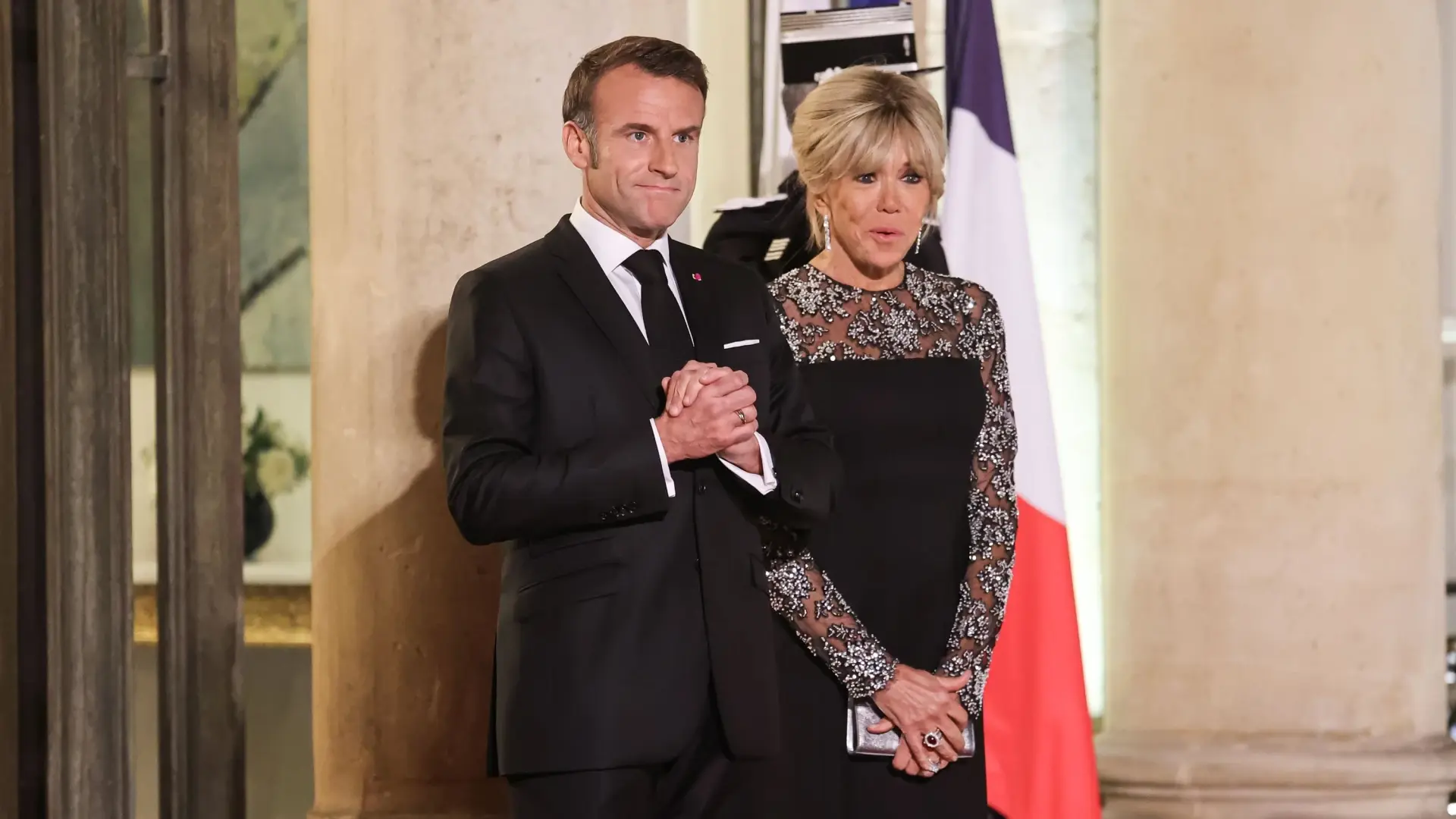 Макрон с първи думи след шамара от жена си Видео