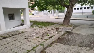 Страх от „Панелка-убиец“ тресе Сливен, огромен панел падна на метър от входа Снимки