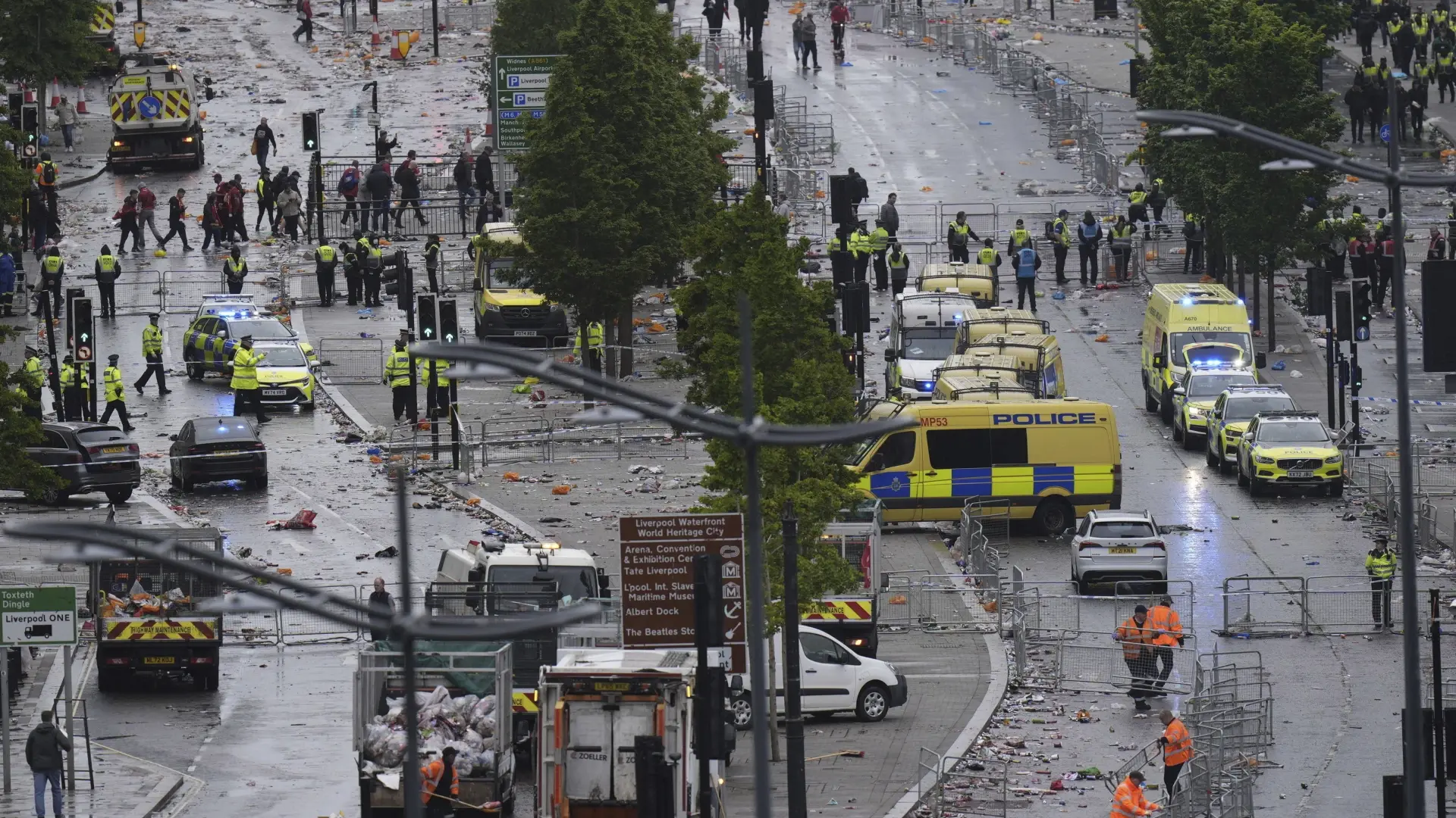 Кола се заби в пешеходци по време на парада на Ливърпул Видео 18+