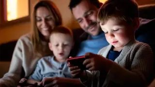 Как да ограничим времето на децата пред екраните и да го направим полезно