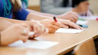 Изпитен маратон: Близо 3000 зрелостници се явяват на трета матура по желание