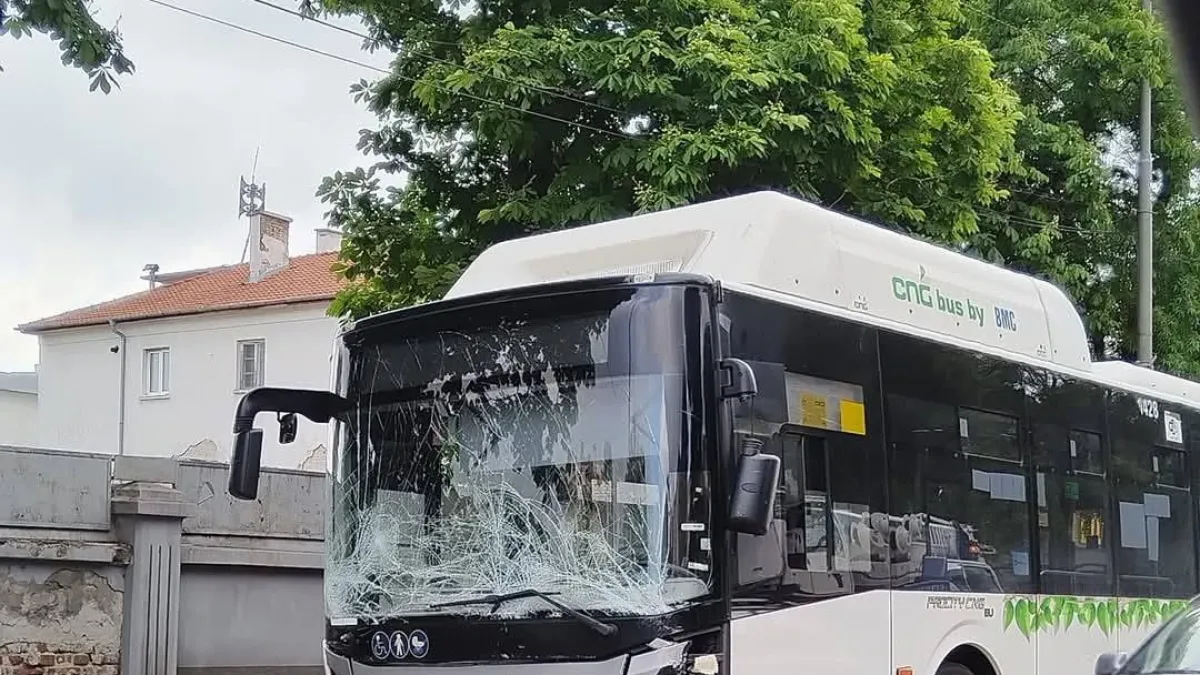 Меле с автобус на градския транспорт в София, има задръстване Видео 