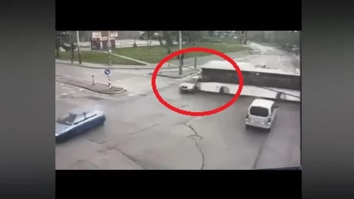 Извънредно! Има загинал в мелето с градски автобус в София!