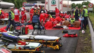 Микробус, пълен с българи, се вряза в камион в Австрия - има загинал и много ранени Снимки