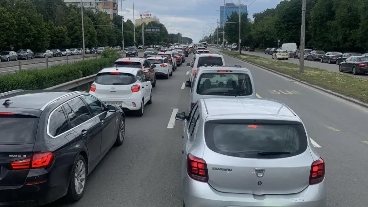 Блокаж в София, бягайте от този булевард СНИМКА