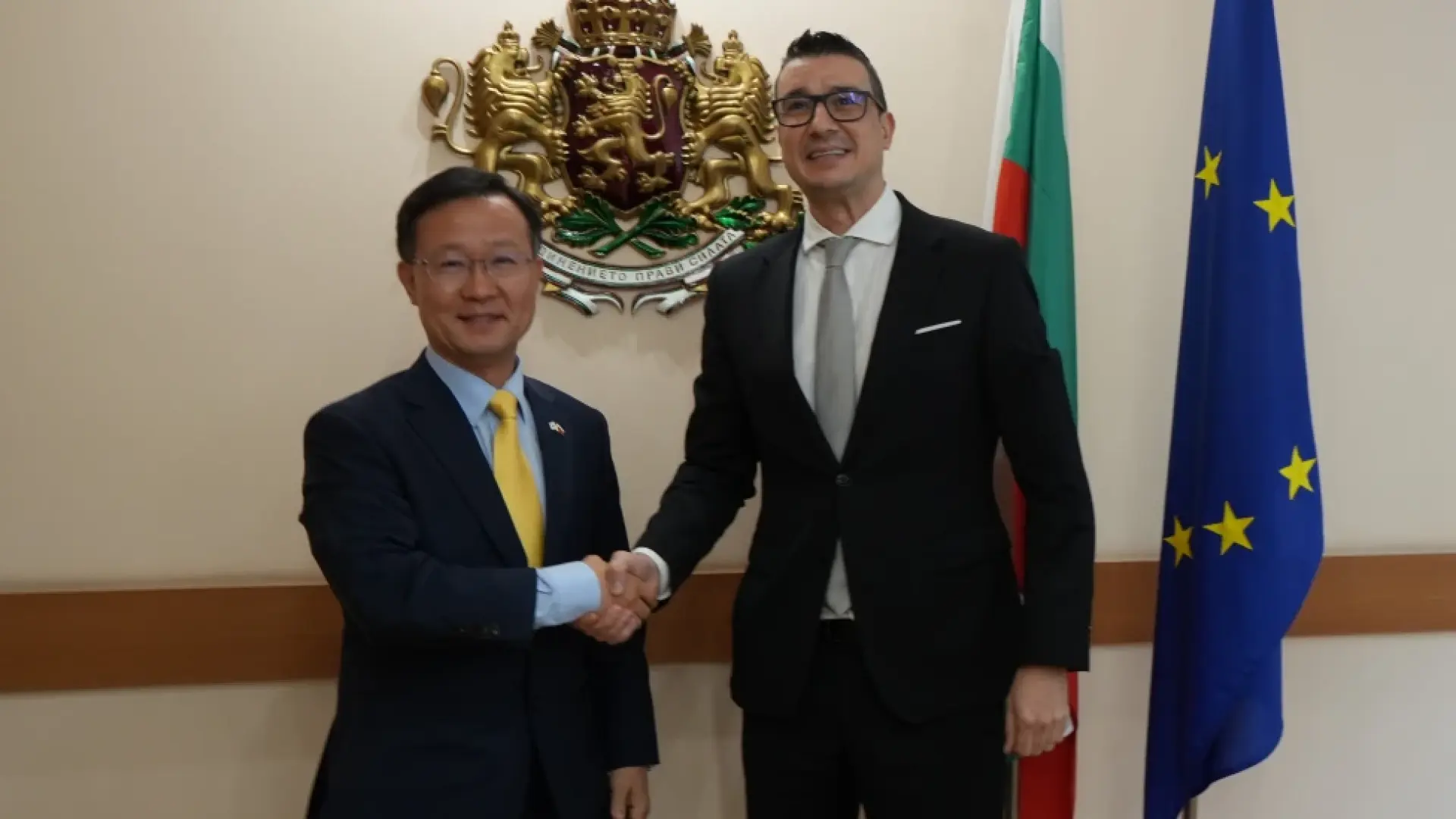 Корейски компании в индустриалните зони у нас - тема на разговор между министър Дилов и корейският посланик в България