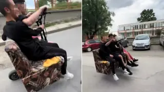 Простотия до шия: Младежи взривиха мрежата с тротинетка и диван Видео