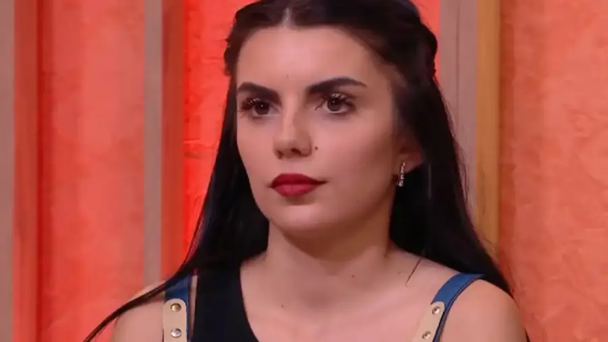 Тя е мухата в "Муха в супата"