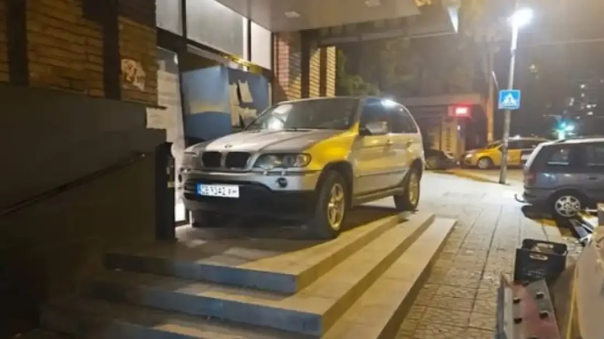 BMW X5 се "паркира" върху стълби в София и предизвика фурор в мрежата
