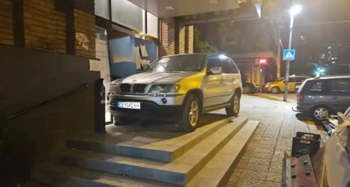 BMW X5 се "паркира" върху стълби в София и предизвика фурор в мрежата